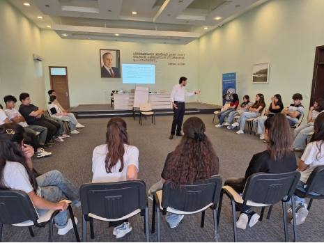 Psixologiya departamentinin əməkdaşı maarifləndirici seminarda